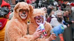 Kostümierte Feiernde an Karneval in Köln.