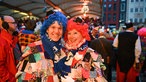 Kostümierte Feiernde an Karneval in Köln auf einem Wagen.