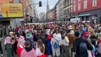 Gut gefüllt: Die Zülpicher Straße in Köln am Weiberfastnacht-Morgen