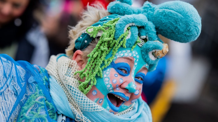 Kostüme an Weiberfastnacht: ein blauer Oktopus