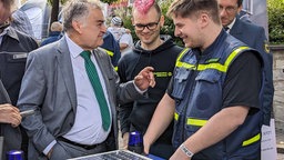 Jonas Dickhage zeigt Innenmister Reul ein Projekt der THW Jugend Paderborn