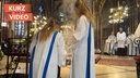 Zwei Messdienerinnen verteilen Weihrauch beim Erföffnungsgottesdienst in Kevelaer.
