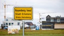 Ein gelbes Ortschild des Dorfs Keyenberg (neu) bei Erkelenz im Kreis Heinsberg