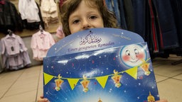 Kind mit Ramadan-Kalender