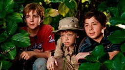 Peter Shaw (l-r, Nick Price), Bob Andrews (Cameron Monaghan), Justus Jonas (Chansellor Miller) sitzen versteckt in einem Gebüsch und observieren (undatierte Filmszene) (2007)