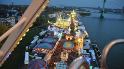 Blick aus dem Riesenrad auf die Deutzer Kirmes (Archivbild)