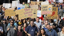 Mehrere Tausend Menschen demonstrieren bei der Friday for Future Demonstration für mehr Klimaschutz.