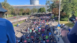 Zuschauende feuern die Läufer und Läuferinnen in der Kölner Innenstadt an.