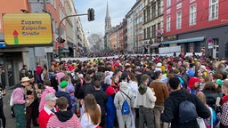 Weiberfastnacht: Feiernde an der Züloicher Straße