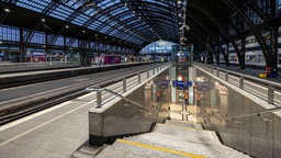 Ein leerer Bahnsteig am Kölner Hauptbahnhof