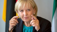 Die Ministerpräsidentin von Nordrhein-Westfalen, Hannelore Kraft , spricht auf einer Pressekonferenz in der Staatskanzlei in Düsseldorf 