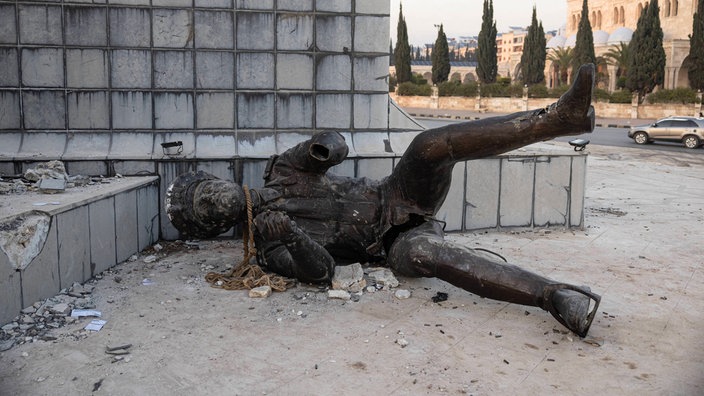 Eine Statue liegt zerstört auf dem Boden