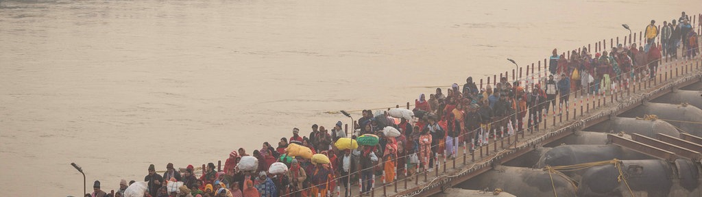 Menschen auf dem Weg zum Kumbh Mela in Prayagraj