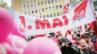  Ein Banner mit der Aufschrift "1. Mai DGB-Jugend".