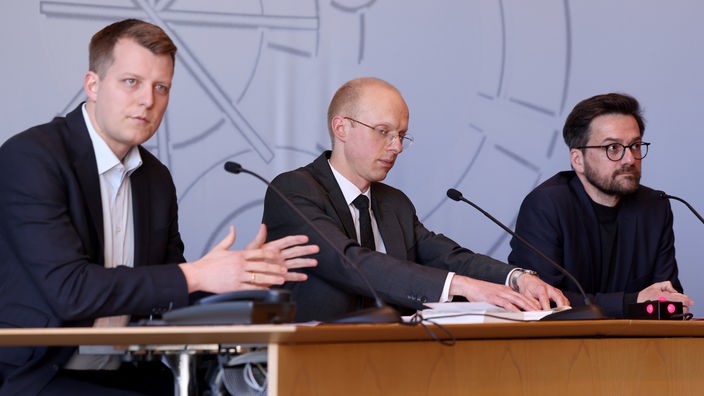 FDP-Fraktionschef Henning Höne, Rechtswissenschaftler Simon Kempny, SPD-Fraktionsvorsitzender Thomas Kutschaty am 03.04.2023