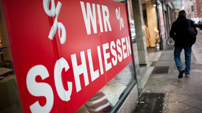 Der Schriftzug «Wir schliessen» steht am Schaufenster eines Geschäftes