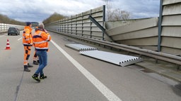 Lärmschutzwand liegt auf Seitenstreifen