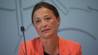 Ayla Celik, GEW, bei der Pressekonferenz