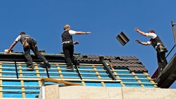 Dachdecker bei der Arbeit