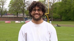 Asef Nedai steht auf dem Sportplatz seiner Football-Mannschaft – den Krefeld Ravens.