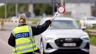 Polizistin bei der Grenzkontrolle