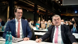 NRW-Ministerpräsident Hendrik Wüst neben Innenminister Herbert Reul (beide CDU)