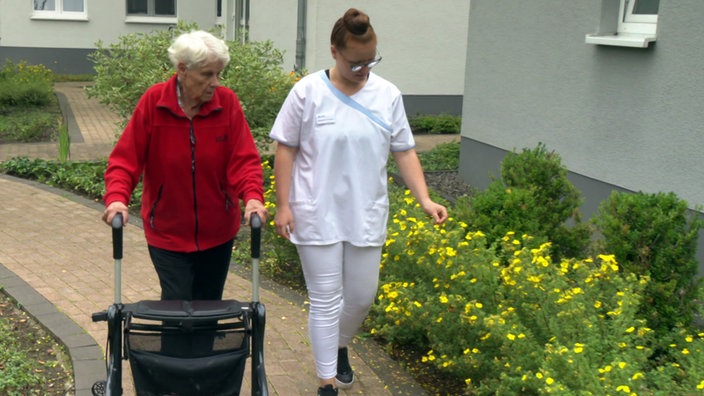 Josephine Kirchhoff beim Praktikum in einer Pflegeeinrichtung