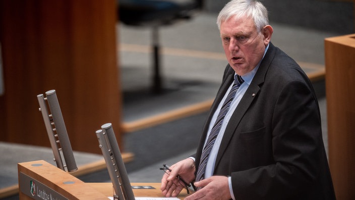 Karl-Josef Laumann (CDU), Minister für Arbeit, Gesundheit und Soziales des Landes Nordrhein-Westfalen, spricht zu den Abgeordneten