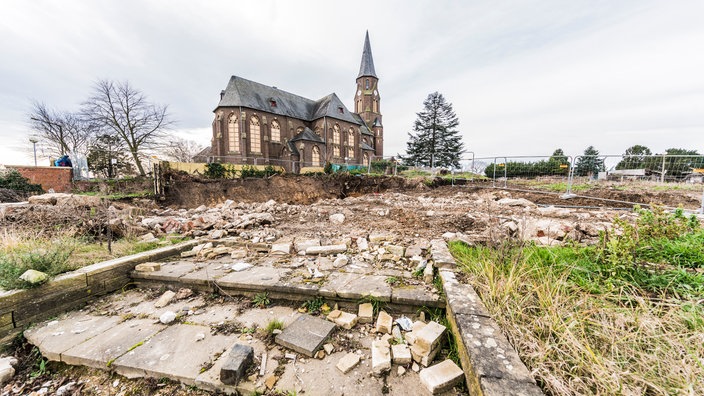 Bild: Außenansicht Gebäude, Kirche, Fenster mit Brettern