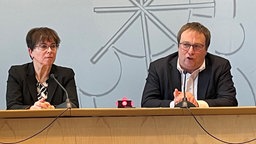 Umwelt-Minister Oliver Krischer (r.) und LANUV-Präsidentin Elke Reichert (l.) diese Woche in der Landespressekonferenz.