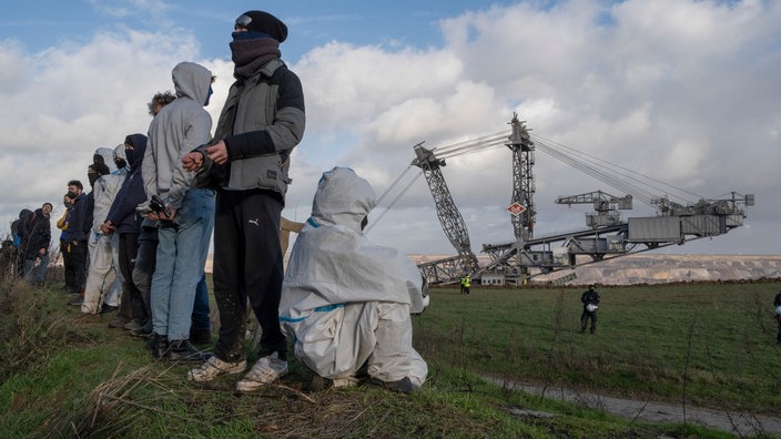 Klimaaktivisten vor Braunkohlebagger