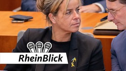 NRW-Wirtschaftsministerin Mona Neubaur (Grüne) schaut auf der Regierungsbank zu Hendrik Wüst (CDU) hoch