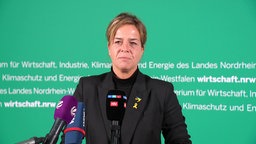 NRW-Wirtschaftsministerin Mona Neubaur (Grüne) auf einer Presskonferenz nach dem Aus der Berliner Ampel-Koalition