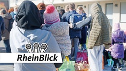 Ankommende Flüchtlinge von hinten im Bild