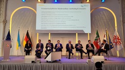 Podium auf der Ukraine-Konferenz: Yana Khudenko, Václav Kallus, Stefan Liesner, Alexander Garbar, Jürgen Steinmetz, Oliver Gierlichs, Stefan Kägebein und  Felix Neugart (v.l.)