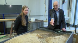 Prof. Holger Schüttrumpf bei Versuchen zu Hochwasser