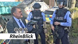 Herbert Reul mit Polizisten