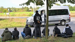 Schleuser warten auf einen Bus