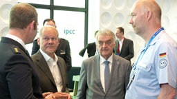 Bundeskanzler Olaf Scholz (SPD) und NRW-Innenminister Herbert Reul (CDU) im Lagezentrum IPCC in Neuss