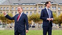 Hendrik Wüst (rechts, CDU), neuer Ministerpräsident von Nordrhein-Westfalen, steht mit seinem Amtsvorgänger Armin Laschet vor der Staatskanzlei.