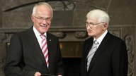 Der nordrhein-westfälische Ministerpräsident Jürgen Rüttgers (l) überreicht am Dienstag (07.11.2006) in Bonn den Staatspreis des Landes an den Philosophie-Professor Jürgen Habermas