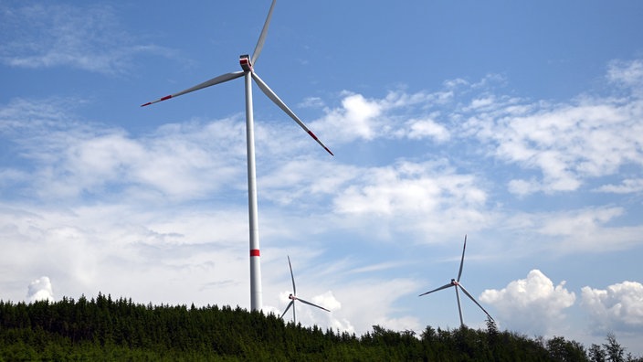 ARCHIV - 06.06.2023, Nordrhein-Westfalen, Bad Berleburg: Wolken ziehen über Windräder zur Stromerzeugung. In Nordrhein-Westfalen wird es für sechs Monate ein Genehmigungsmoratorium für Windkraftanlagen außerhalb bestimmter Planungszonen geben. | Bildquelle: Federico Gambarini/dpa ARCHIV - 06.06.2023, Nordrhein-Westfalen, Bad Berleburg: Wolken ziehen über Windräder zur Stromerzeugung. In Nordrhein-Westfalen wird es für sechs Monate ein Genehmigungsmoratorium für Windkraftanlagen außerhalb bestimmter Planungszonen geben.