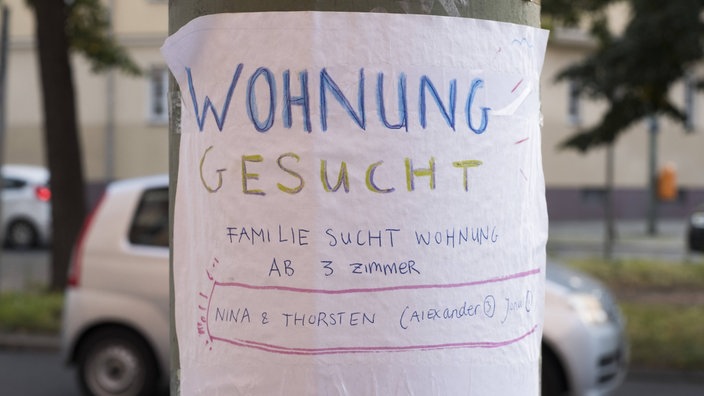 Ein Din A4 Blatt auf dem steht: Wohnung gesucht