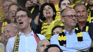 7.05.2023, Nordrhein-Westfalen, Dortmund: Fußball: Bundesliga, Borussia Dortmund - FSV Mainz 05, 34. Spieltag, Signal Iduna Park. NRW Ministerpräsident Hendrik Wüst und Friedrich Merz vor der Partie.