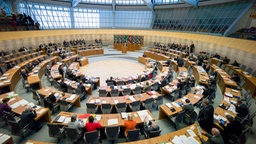 Der voll besetzte Landtag in Düsseldorf