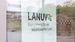 Ein Schild mit der Aufschrift "LANUV Kompetenz für ein lebenswertes Land" hängt im Eingang des Landesamtes für Natur, Umwelt und Verbraucherschutz in Nordrhein-Westfalen.