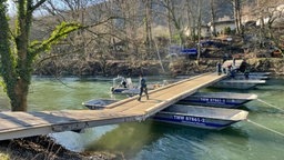 Provisorische Pontonbrücke für Fußgänger