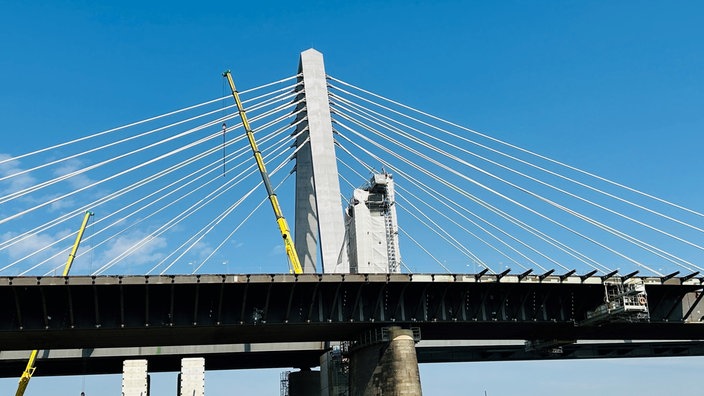 Beschädigtes Gerüst auf der alten Leverkusener Brücke