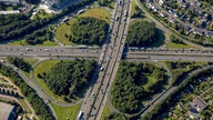 Das Autobahnkreuz Leverkusen mit der A3 und der darunterliegenden A1