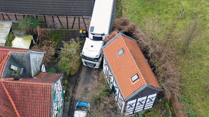 Lkw steckt in Solingen zwischen Fachwerkhäusern fest